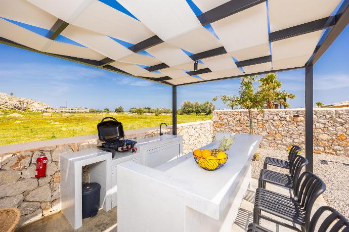 Sheltered terrace area . - Villa 10 Hozan . (Photo Gallery) }}
