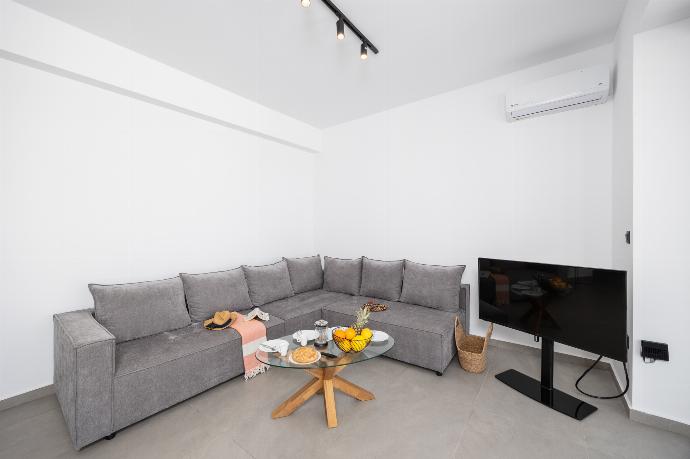 Open-plan living room with sofa, dining area, kitchen, A/C, WiFi internet, and satellite TV . - Villa 10 Hozan . (Photo Gallery) }}