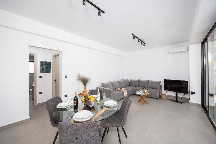 Open-plan living room with sofa, dining area, kitchen, A/C, WiFi internet, and satellite TV . - Villa 10 Hozan . (Photo Gallery) }}