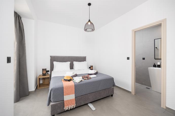 Double bedroom with en suite bathroom and A/C . - Villa 10 Hozan . (Photo Gallery) }}