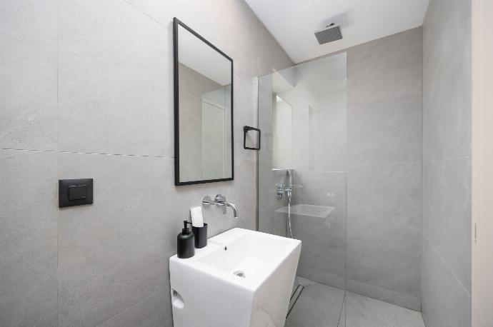 En suite bathroom with shower . - Villa 10 Hozan . (Photo Gallery) }}