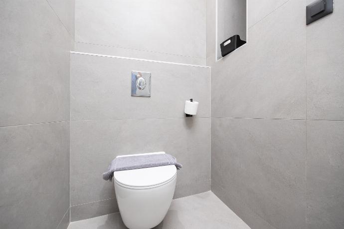 En suite bathroom with shower . - Villa 10 Hozan . (Photo Gallery) }}