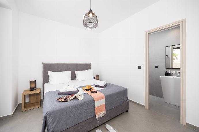 Double bedroom with en suite bathroom and A/C . - Villa 12 Chado . (Photo Gallery) }}