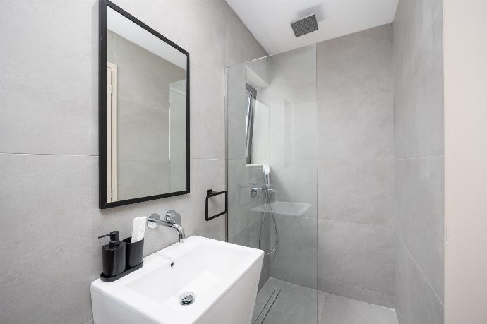 En suite bathroom with shower . - Villa 12 Chado . (Photo Gallery) }}