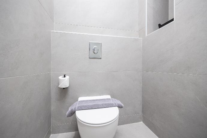 En suite bathroom with shower . - Villa 12 Chado . (Photo Gallery) }}