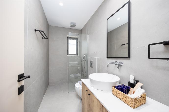 Family bathroom with shower . - Villa 12 Chado . (Photo Gallery) }}