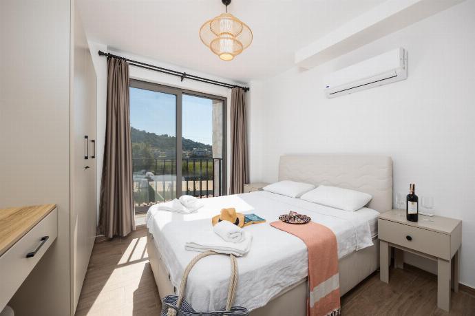 Double bedroom with en suite bathroom and A/C . - Villa Lidya . (Photo Gallery) }}