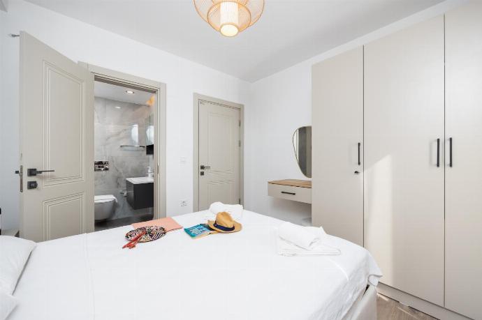 Double bedroom with en suite bathroom and A/C . - Villa Lidya . (Photo Gallery) }}