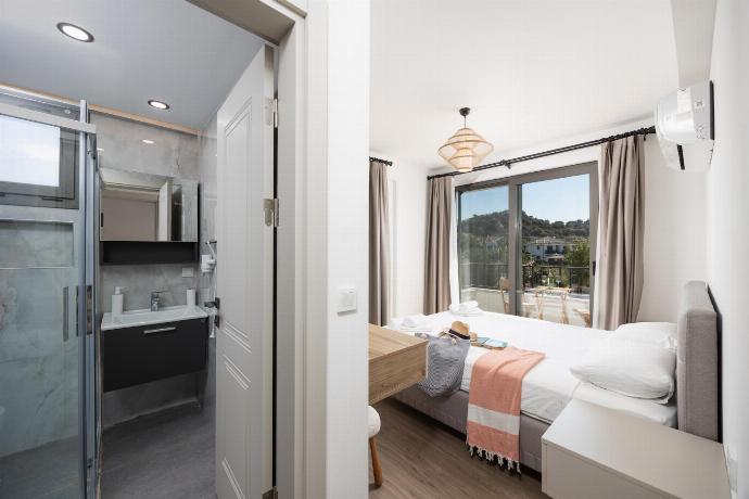 Double bedroom with en suite bathroom and A/C . - Villa Lidya . (Photo Gallery) }}