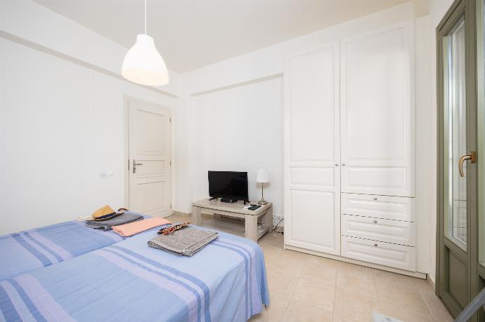 Main building: Twin bedroom with A/C . - Villa Nafsika . (Photo Gallery) }}