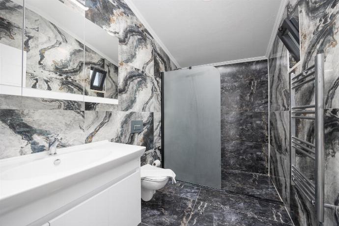 Main building: en suite bathroom with shower . - Villa Tolga . (Photo Gallery) }}