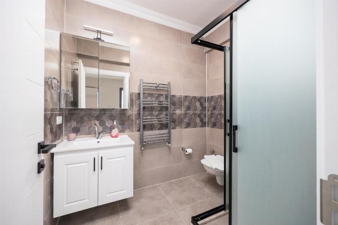 Main building: en suite bathroom with shower . - Villa Tolga . (Photo Gallery) }}