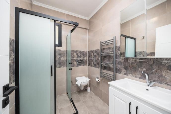 Main building: en suite bathroom with shower . - Villa Tolga . (Photo Gallery) }}