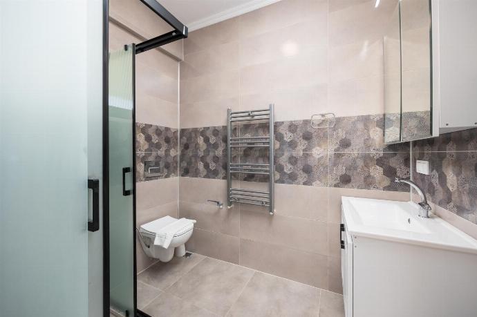 Main building: en suite bathroom with shower . - Villa Funda . (Photo Gallery) }}