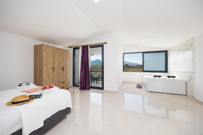 Main building: double bedroom with en suite bathroom, jacuzzi, and A/C . - Villa Funda . (Photo Gallery) }}