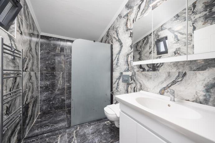 Main building: en suite bathroom with shower . - Villa Funda . (Photo Gallery) }}