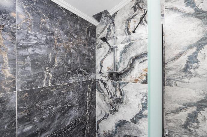 Main building: en suite bathroom with shower . - Villa Funda . (Photo Gallery) }}