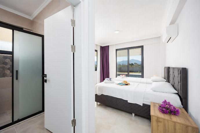 Main building: twin bedroom with en suite bathroom and A/C . - Villa Funda . (Photo Gallery) }}