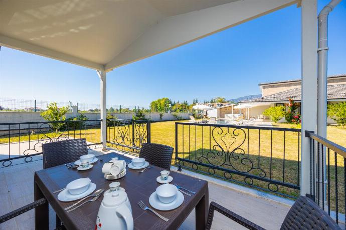 Annex: sheltered terrace area . - Villa Funda . (Photo Gallery) }}
