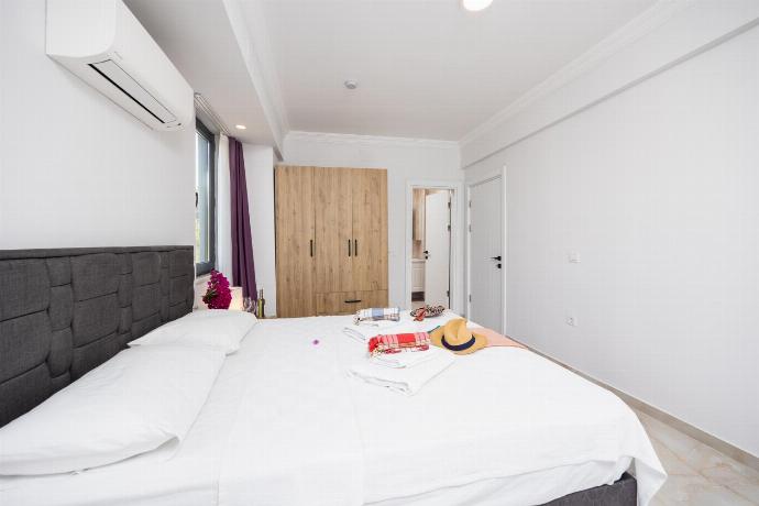 Annex: double bedroom with en suite bathroom and A/C . - Villa Funda . (Photo Gallery) }}
