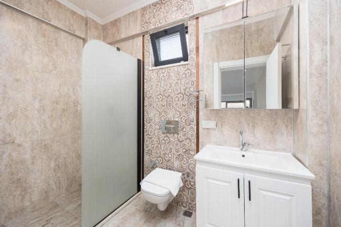 Annex: en suite bathroom with shower . - Villa Funda . (Photo Gallery) }}