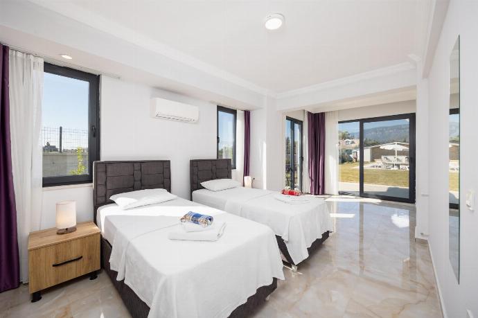 Annex: twin bedroom with en suite bathroom and A/C . - Villa Funda . (Photo Gallery) }}