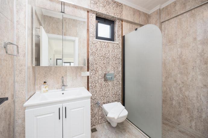 Annex: en suite bathroom with shower . - Villa Funda . (Photo Gallery) }}
