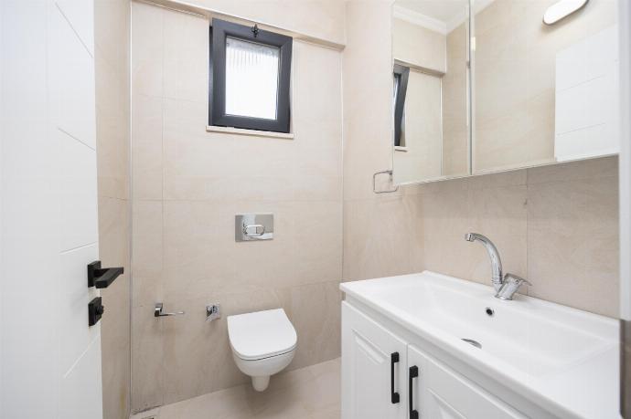 Annex: family W/C . - Villa Funda . (Photo Gallery) }}