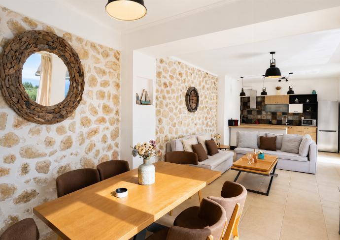 Open-plan living room with sofa, dining area, kitchen, WiFi internet, and satellite TV . - Villa Cohili . (Galleria fotografica) }}