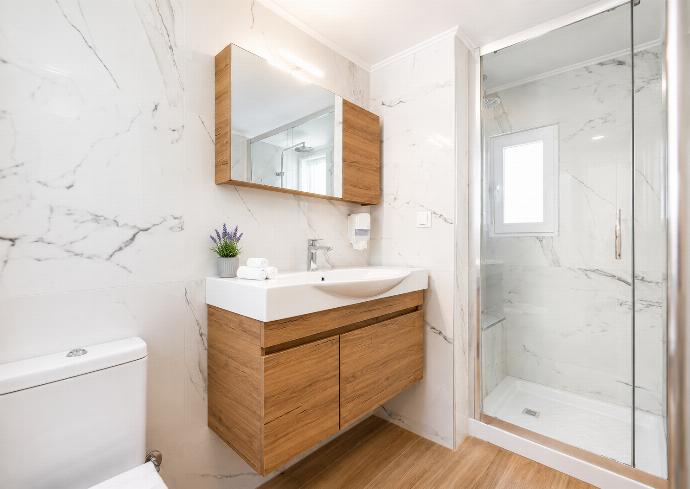 Family bathroom with shower . - Villa Cohili . (Galleria fotografica) }}