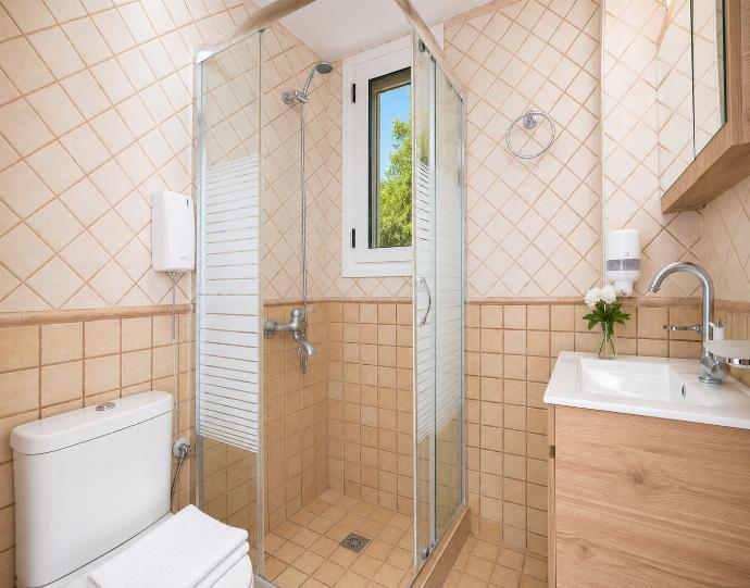 Family bathroom with shower . - Villa Cohili . (Galleria fotografica) }}