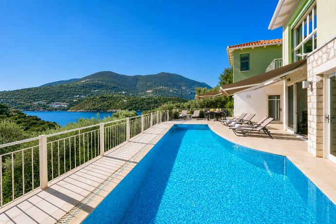 ,Private pool and terrace . - Villa Cohili . (Galleria fotografica) }}