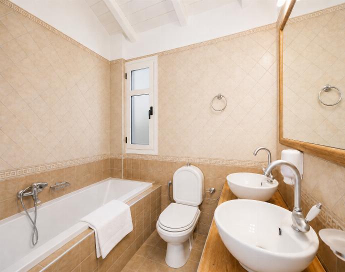 Family bathroom with bath . - Villa Cohili . (Galleria fotografica) }}