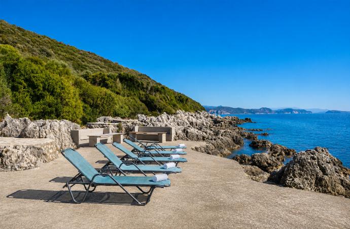Beach sunbeds nearby the villa . - Villa Pelagos Kyma . (Galería de imágenes) }}