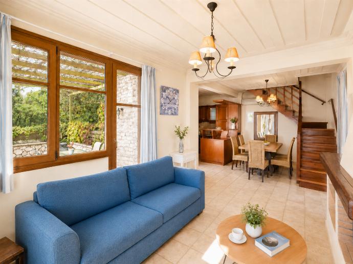 Open-plan living room with sofa, dining area, kitchen, WiFi internet, and satellite TV . - Villa Pelagos Kyma . (Galería de imágenes) }}