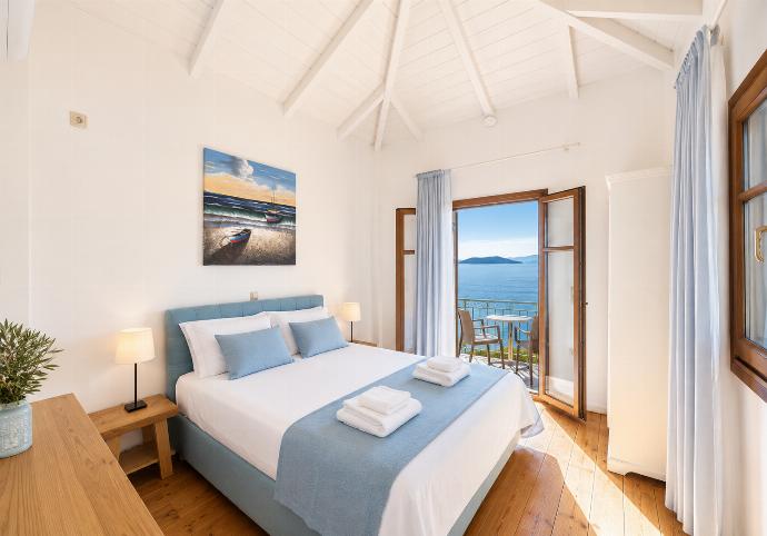 Double bedroom with A/C . - Villa Pelagos Kyma . (Galería de imágenes) }}