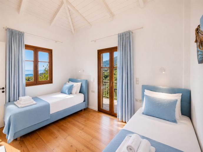 Twin bedroom with A/C . - Villa Pelagos Kyma . (Galería de imágenes) }}