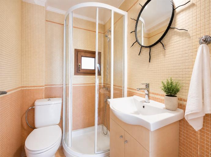 Family bathroom with shower . - Villa Pelagos Kyma . (Galería de imágenes) }}