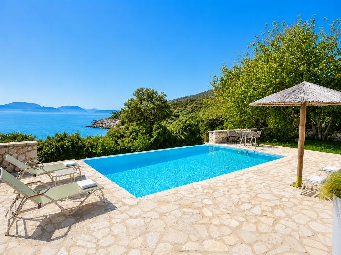 Private pool and terrace . - Villa Pelagos Kyma . (Galería de imágenes) }}