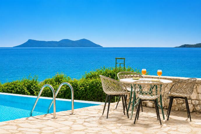 Private pool and terrace with sea views . - Villa Pelagos Kyma . (Galería de imágenes) }}
