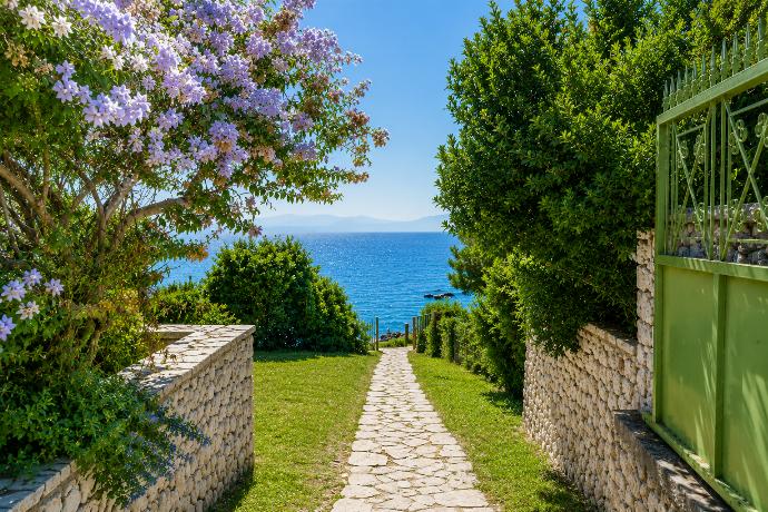 A short path just above the villa . - Villa Pelagos Kyma . (Galería de imágenes) }}