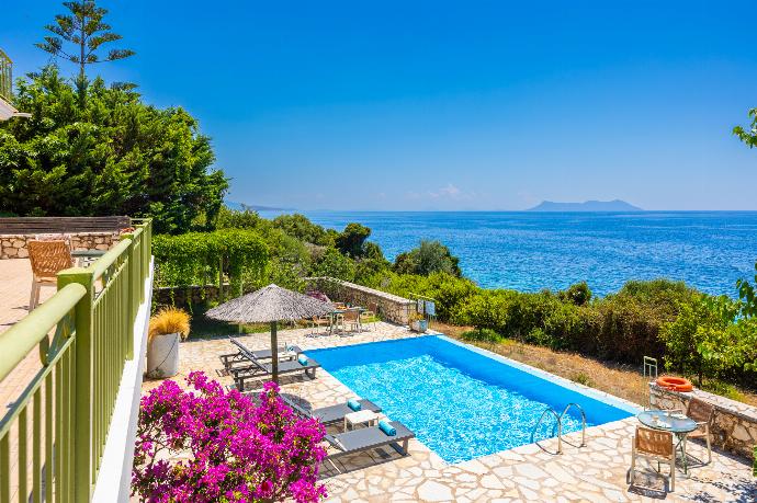 Private pool and terrace with sea views . - Villa Pelagos Kyma . (Γκαλερί Φωτογραφιών) }}