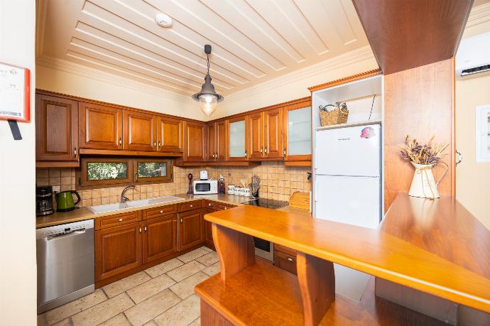 Equipped kitchen . - Villa Pelagos Kyma . (Γκαλερί Φωτογραφιών) }}