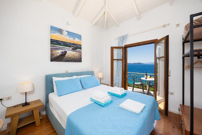 Double bedroom with A/C . - Villa Pelagos Kyma . (Γκαλερί Φωτογραφιών) }}