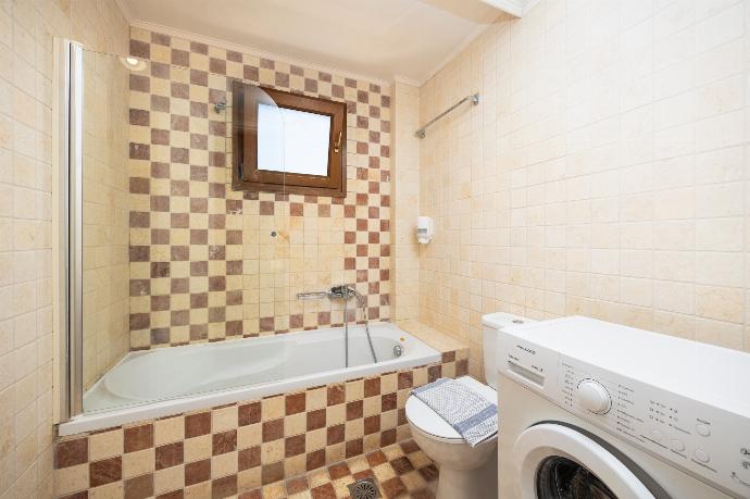 Family bathroom with bath and shower . - Villa Pelagos Kyma . (Γκαλερί Φωτογραφιών) }}