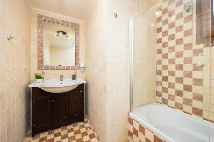 Family bathroom with bath and shower . - Villa Pelagos Kyma . (Γκαλερί Φωτογραφιών) }}