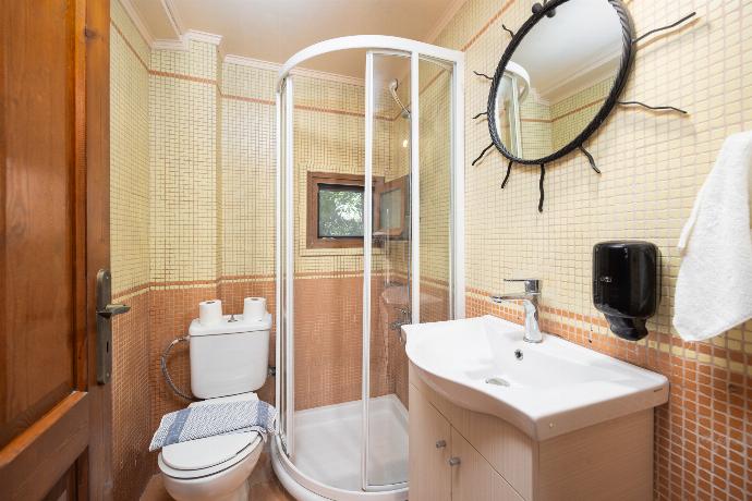 Family bathroom with shower . - Villa Pelagos Kyma . (Γκαλερί Φωτογραφιών) }}