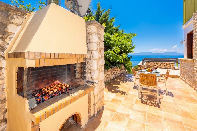 Terrace area with BBQ . - Villa Pelagos Kyma . (Γκαλερί Φωτογραφιών) }}