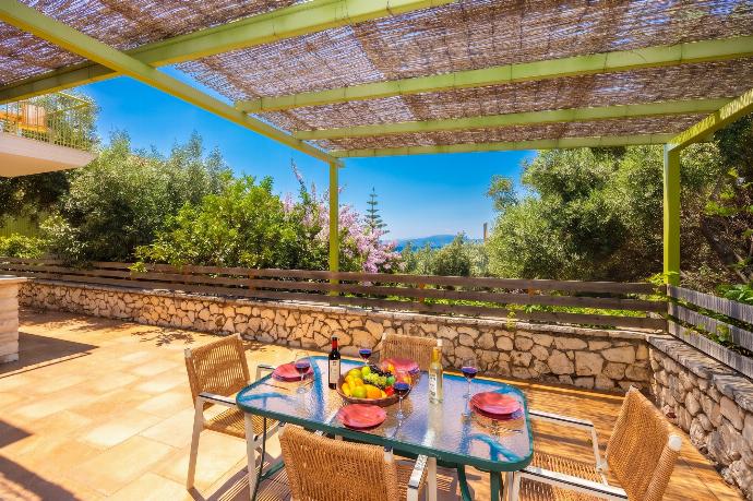 Sheltered terrace area . - Villa Maistro . (Photo Gallery) }}