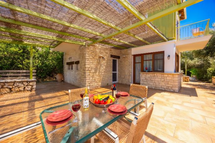 Sheltered terrace area . - Villa Maistro . (Photo Gallery) }}